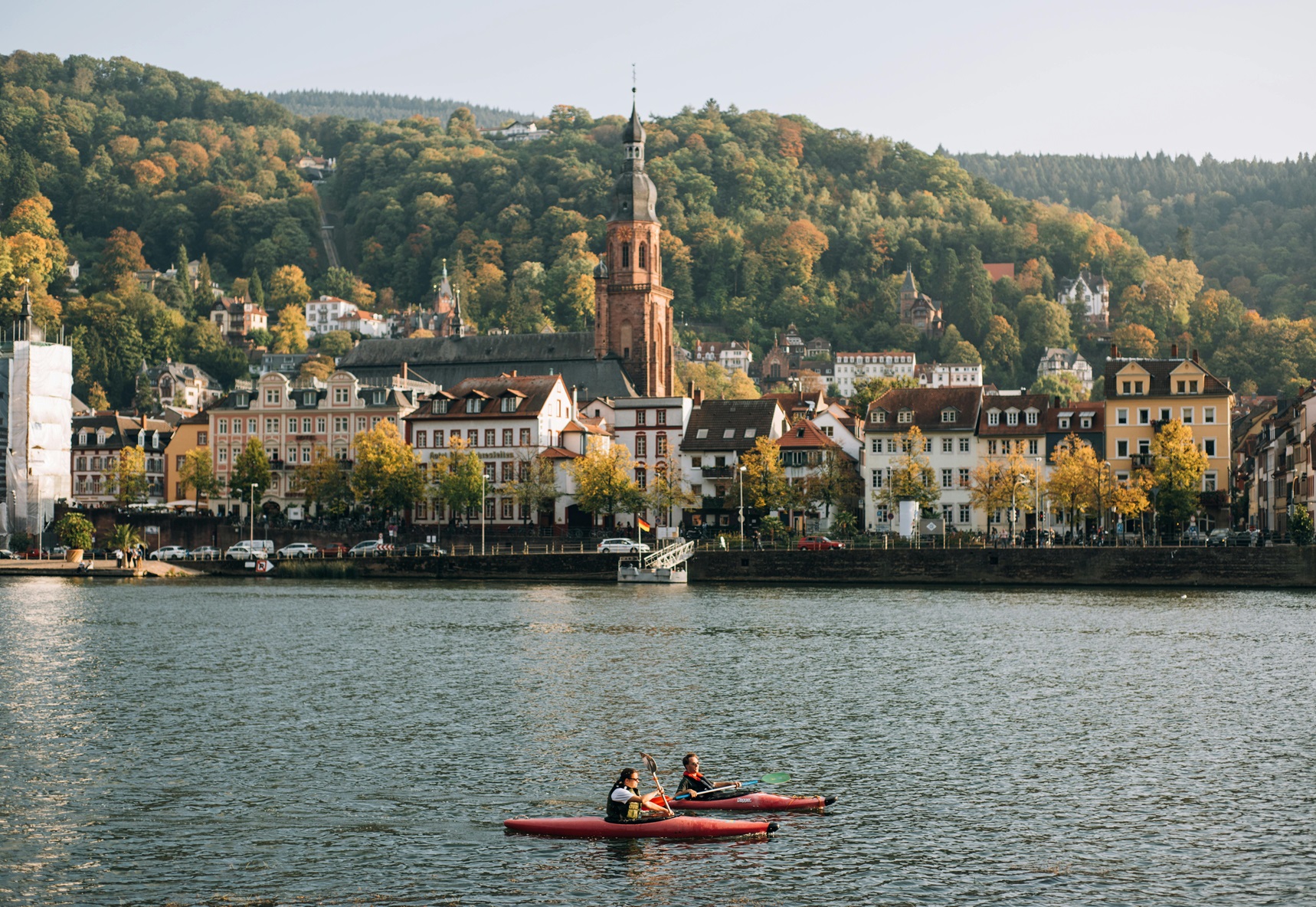 Foto de Laura Stanley: https://www.pexels.com/es-es/foto/canoa-en-el-rio-cerca-de-la-ciudad-y-las-montanas-5644343/