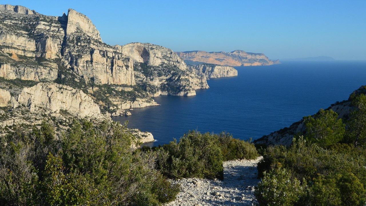 Foto de SlimMars 13: https://www.pexels.com/es-es/foto/vista-panoramica-de-las-calanques-de-marsella-francia-30277278/