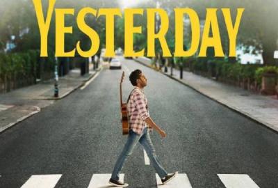 La imagen muestra el afiche de la película "Yesterday" donde se ve al protagonista cruzar la calle Abbey Road