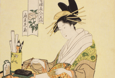La imagen muestra una ilustración japonesa de una mujer escribiendo kanji