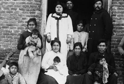 En la imagen se ve una fotografía de principios del siglo XX, de una familia Mapuche