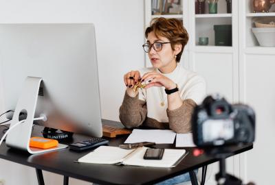 mujer de mediana edad sentada frente a computadora