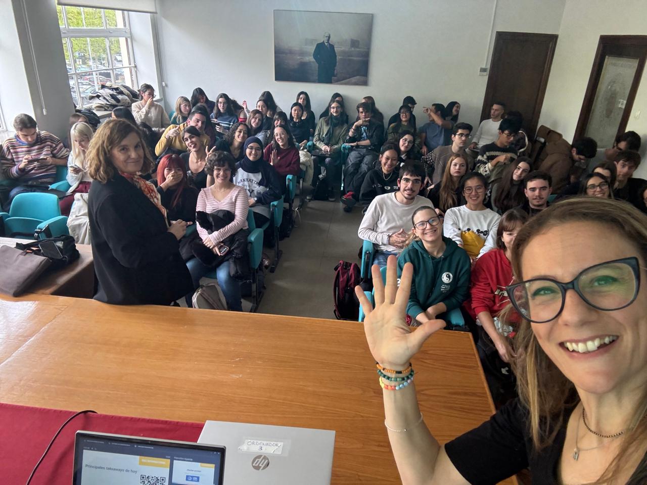 La imagen muestra a la profesora Mariana Fullone junto a estudiantes