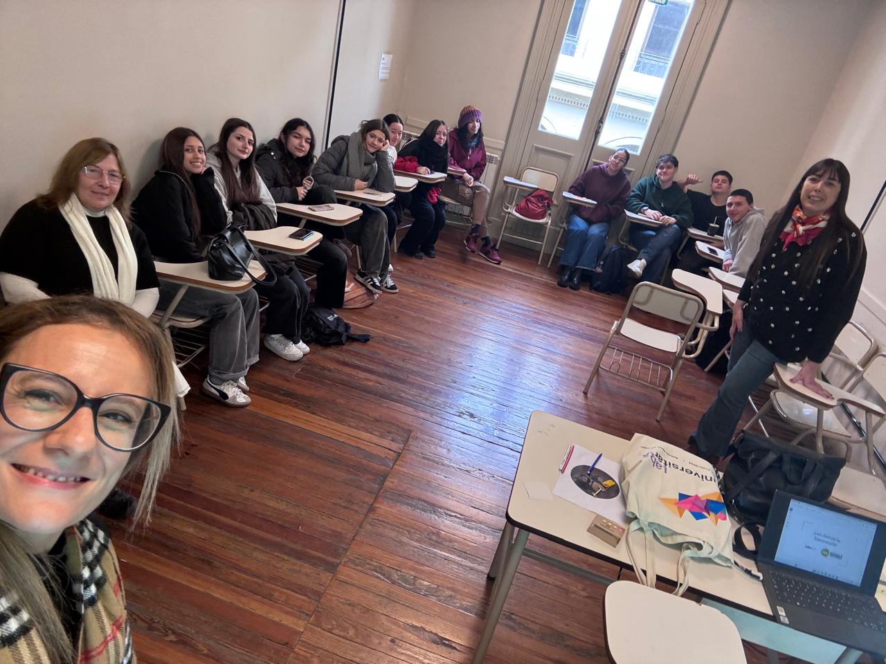 La imagen muestra un aula con alumnos del colegio secundario Lenguas Vivas y autoridades del Labo