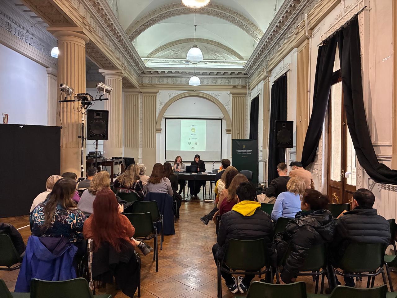 La imagen muestra una foto del evento