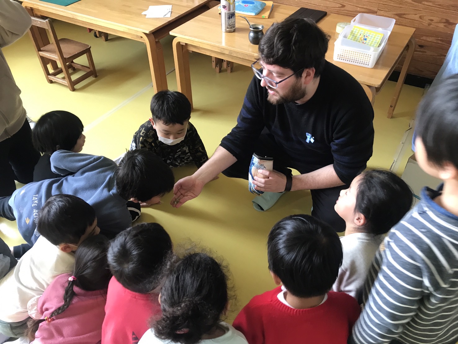 La imagen muestra a Pablo en un aula, junto a niños japoneses