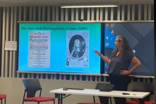 La imagen mietra a la profesora Barrionuevo en su exposición