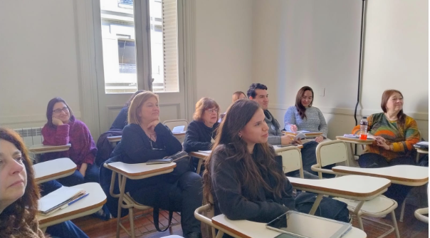 La imagen muestra a los participantes en el aula