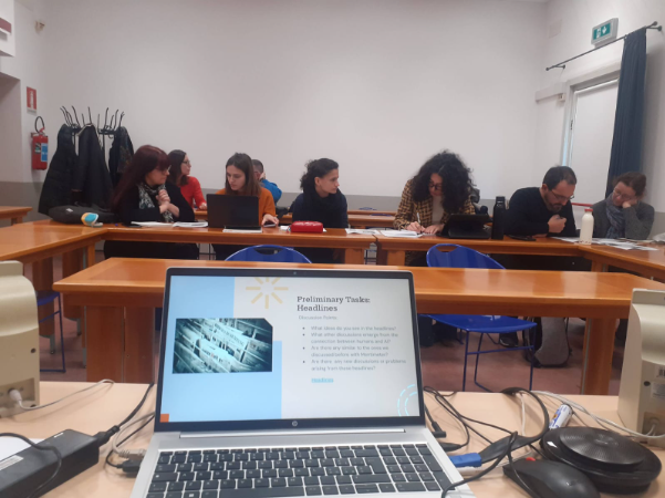 La imagen muestra un escritorio y sobre ella una computadora, con estudiante al frente