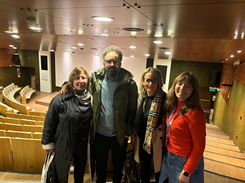 La imagen muestra a autoridades del Laboratorio de idiomas y del Garrahan en un auditorio