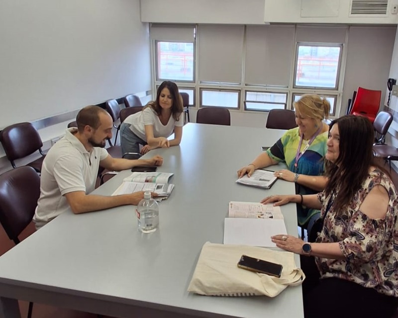 La imagen muestra una clase de italiano en el Garrahan