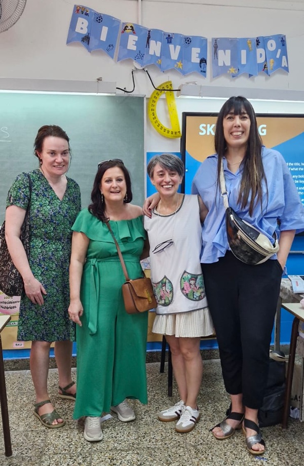 La imagen muestra una foto de la visita al colegio público