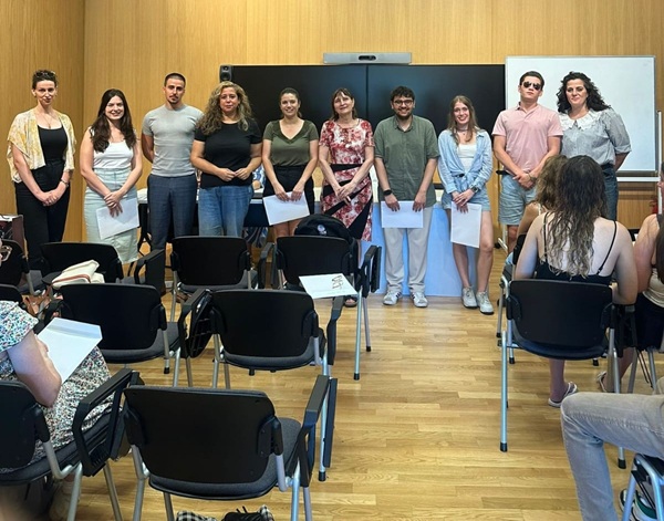 La imagen muestra a la profesora Barrionuevo junto a estudiantes