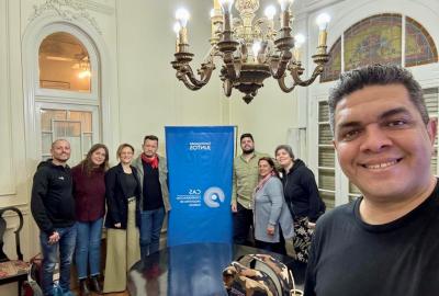 La imagen musetra una fotografía del encuentro en la CAS