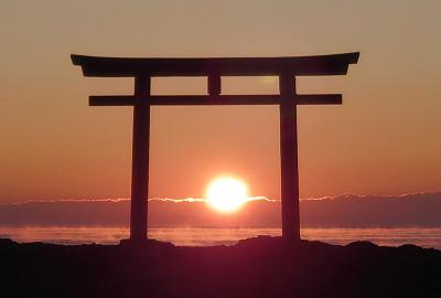 La imagen muestra al SantuarioOarai Isosaki Jinja es famoso por su puerta torii que se adentra en el mar.