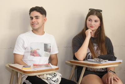 La imagen muestra a dos estudiantes de español en un aula de la sede Microcentro del Laboratorio de idiomas