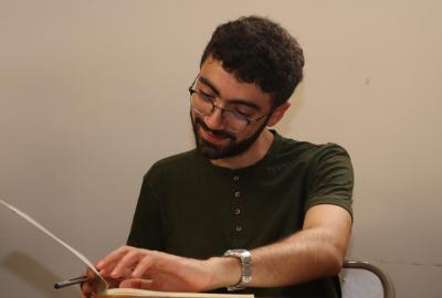 La imagen muestra a un estudiante en un aula