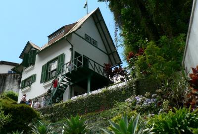 La imagen muestra la fachada del Museo Casa de Santos Dumont en Petrópolis (Brasil).