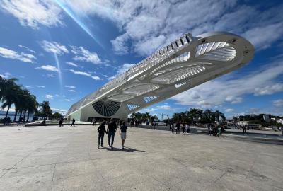 La imagen muestra una foto de la entrada del "Museo del Mañana" en Río de Janeiro.