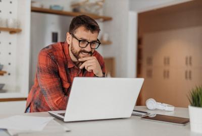 La iimagen muestra a un jovem muchacho frente a una computadora
