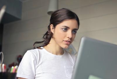 MUCHACHA MIRANDO PANTALLA DE COMPUTADORA