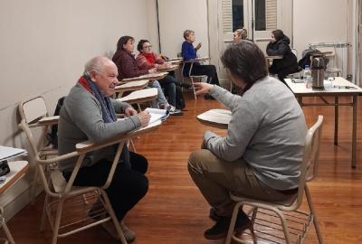 La imagen muestra un aula con estudiantes. Es una fotografía real del taller Comunicare in italiano durante el 2023.