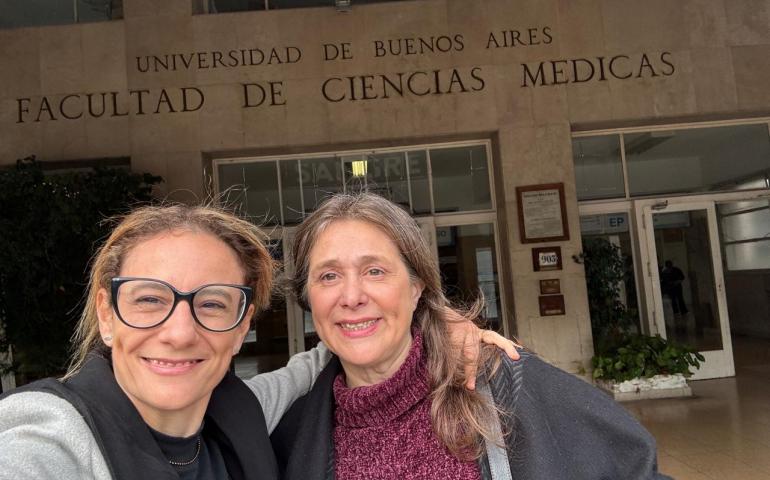 La imagen muestra a las profesoras Mariana Fullone y Mónica Curiel